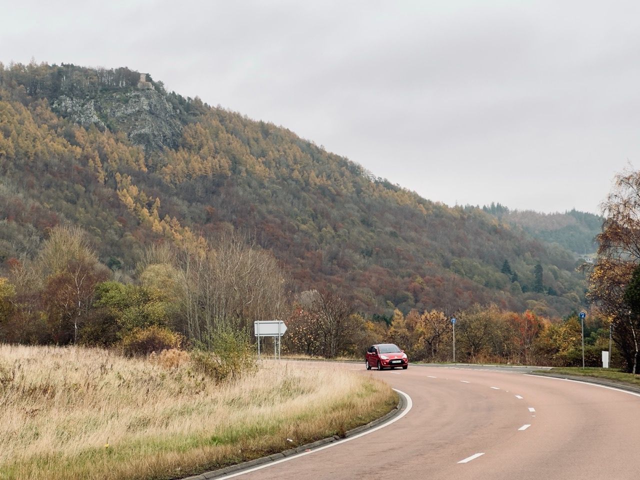 Perth Kinfauns Nov autumn mountain 2 Large 1