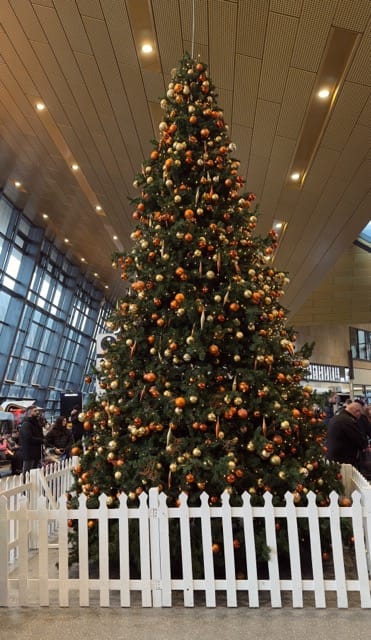 Giáng sinh ở Glasgow: Một thiên đường mùa đông cho mua sắm, giải trí và lễ hội 1 Glasgow Queen Street Station Christmas Medium